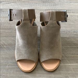 NEW Marc Fisher Vashi Peep Toe City Sandal